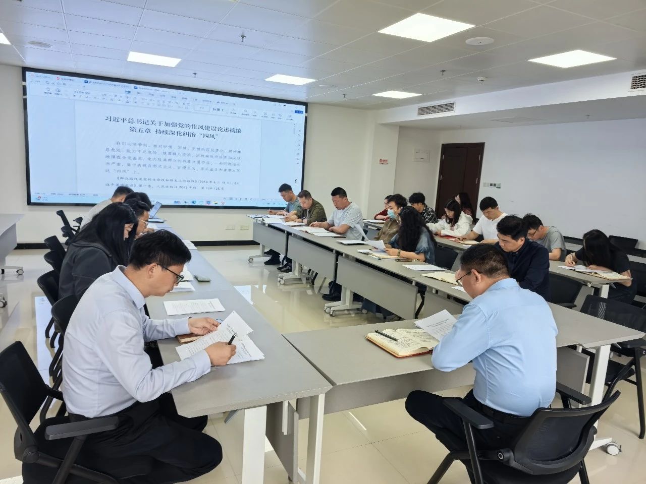 以案為鑒 警鐘長(zhǎng)鳴 | 雙創(chuàng)黨支部召開(kāi)支委會(huì)擴(kuò)大會(huì)議